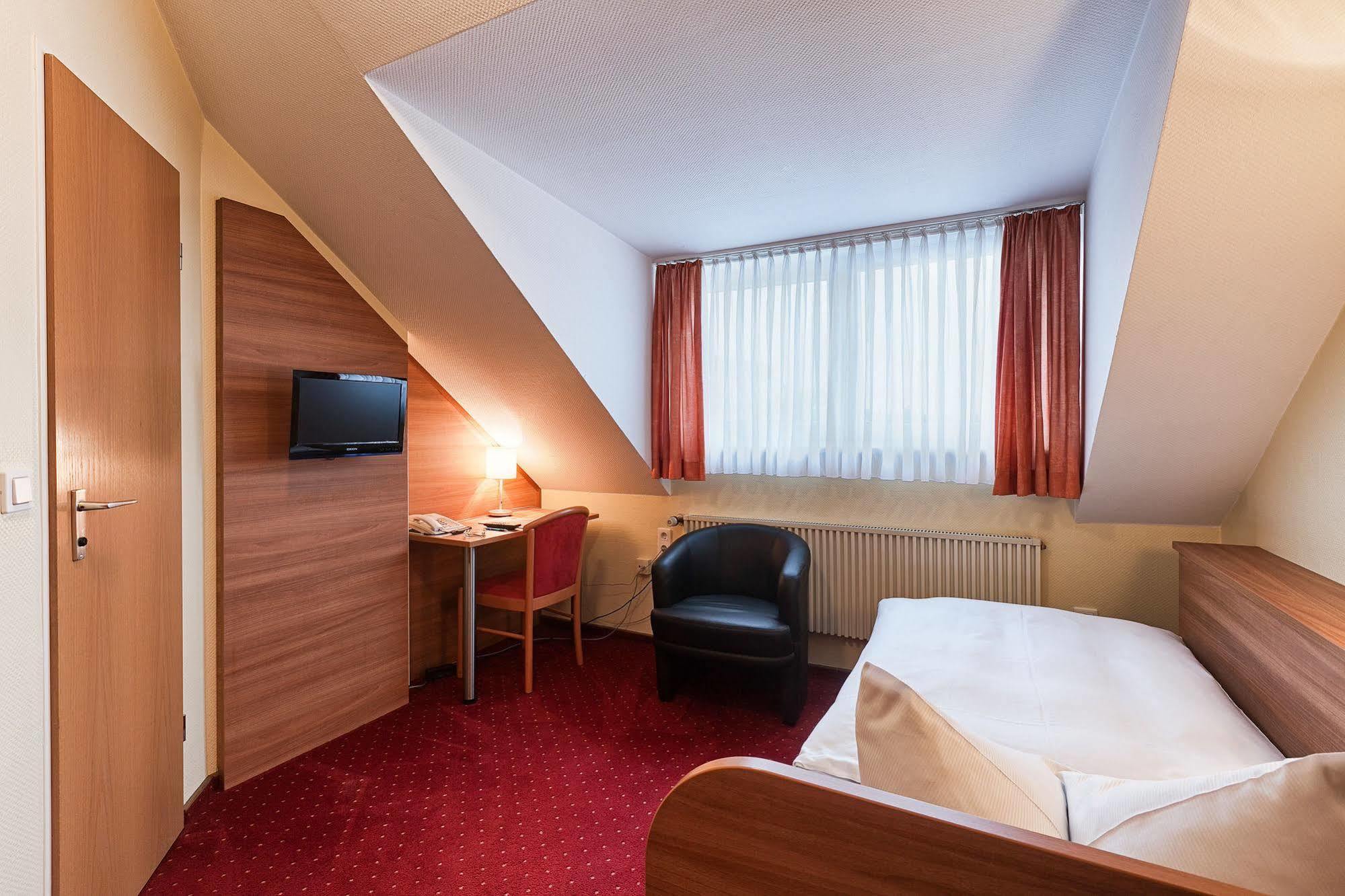 Nuernberger Trichter Hotel Exterior foto